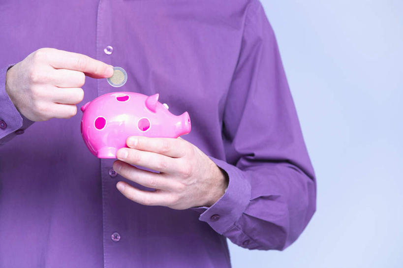 西方人,一个人,站,横图,室内,白天,正面,钱,欧洲,欧洲人,仅一个女性,仅一个人,握,蓝色背景,服装,钱币,拿,拿着,注视,休闲装,衣服,容器,观察,看,站着,休闲,休闲服,储蓄罐,器皿,储蓄,存钱,握着,金融,理财,摄影,服饰,仅一个老年女性,影棚,经济,观看,察看,资金,存钱罐,关注,存款,流通,贸易,贮钱罐,储钱罐,扑满,货币,现金,硬币,老年女性,女人,女性,白种人,站立,半身,彩图,影棚拍摄,拍摄