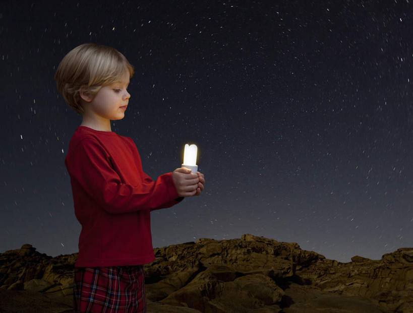 西方人,儿童,一个人,站,横图,室外,夜晚,侧面,纯洁,山,山脉,蜡烛,欧洲,欧洲人,仅一个男性,仅一个人,握,阴影,服装,光线,火焰,影子,烛光,山峰,山峦,燃烧,拿,拿着,注视,休闲装,小孩,衣服,蓝色,蓝天,天空,群山,天,点燃,观察,看,站着,仅一个小孩,休闲,休闲服,可爱,童年,童趣,握着,服饰,晴朗,观看,察看,关注,童真,烂漫,无邪,万里无云,天真,男孩,男人,男性,白种人,孩子,晴空,晴空万里,站立,半身,彩图,男生