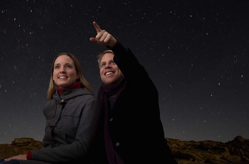 西方人,中年人,两个人,家庭,夫妻,坐,笑,微笑,露齿笑,横图,室外,夜晚,正面,爱情,山,山脉,欧洲,欧洲人,指,服装,装饰,山峰,山峦,浪漫,注视,休闲装,方向,衣服,蓝色,蓝天,天空,围巾,群山,天,观察,看,手势,休闲,温暖,温馨,一家人,休闲服,恩爱,恋人,服饰,晴朗,围脖,观看,保暖,华丽,点缀,和睦,察看,指向,御寒,食指,关注,万里无云,衬托,美观,雅致,雅观,男人,男性,女人,女性,中年男性,中年女性,白种人,夫妇,情侣,晴空,晴空万里,坐着,半身,彩图,伴侣,融洽