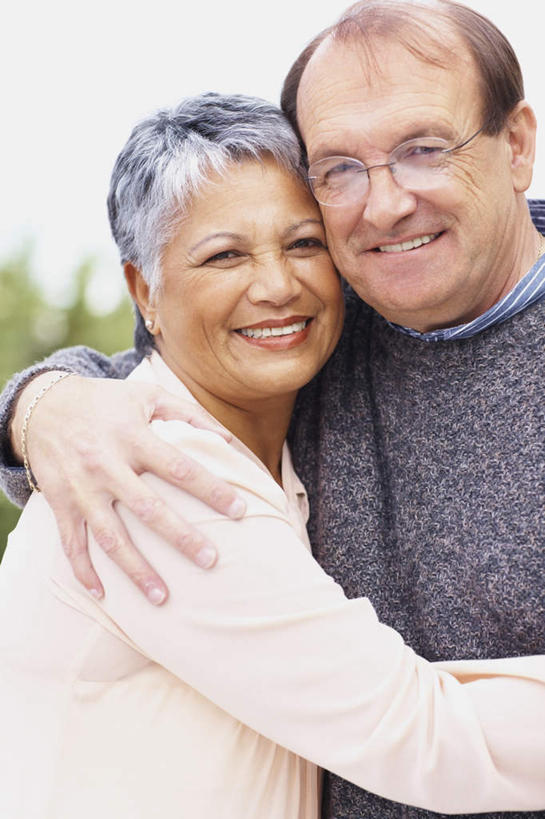 西方人,老年人,两个人,家庭,夫妻,站,抱,笑,微笑,露齿笑,竖图,室外,白天,正面,爱情,植物,欧洲,欧洲人,服装,朦胧,模糊,眼镜,浪漫,注视,休闲装,树,树木,衣服,蓝色,绿色,蓝天,天空,自然,天,观察,看,站着,休闲,温暖,温馨,一家人,休闲服,恩爱,恋人,服饰,生长,晴朗,成长,抱着,观看,老花镜,和睦,察看,搂着,关注,万里无云,远视眼镜,老年男性,老年女性,男人,男性,女人,女性,白种人,夫妇,情侣,晴空,晴空万里,怀抱,搂,搂抱,相抱,拥抱,站立,半身,彩图,伴侣,融洽