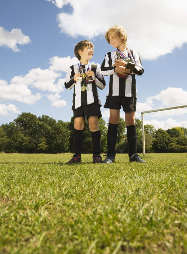 西方人,儿童,两个人,家庭,足球场,站,笑,微笑,露齿笑,竖图,室外,白天,仰视,运动服,纯洁,成功,胜利,草地,草坪,植物,欧洲,欧洲人,握,阴影,服装,光线,影子,云,云朵,拿,云彩,拿着,扭头,注视,草,树,树木,小孩,衣服,蓝色,绿色,白云,蓝天,天空,阳光,自然,天,观察,看,站着,转头,温暖,温馨,一家人,光彩,可爱,童年,童趣,握着,服饰,生长,晴朗,成长,观看,和睦,察看,衣着,穿着,关注,荣誉,绿茵场,奖品,童真,烂漫,无邪,荣耀,衣饰,光荣,天真,男孩,男人,男性,白种人,晴空,站立,彩图,低角度拍摄,全身,足球比赛场地,融洽,奖杯,男生,运动装