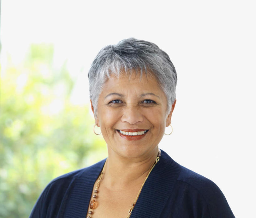 西方人,脸,头,脸颊,头发,一个人,站,笑,微笑,露齿笑,横图,室外,特写,白天,正面,植物,项链,欧洲,欧洲人,仅一个女性,仅一个人,阴影,服装,朦胧,模糊,光线,影子,云,云朵,云彩,注视,休闲装,肩膀,装饰品,树,树木,衣服,蓝色,绿色,灰色,白云,蓝天,天空,阳光,自然,饰品,首饰,天,观察,看,站着,休闲,休闲服,服饰,仅一个老年女性,生长,晴朗,成长,观看,察看,关注,老年女性,女人,女性,白种人,头部,直发,脸部,脸蛋,面部,晴空,站立,半身,彩图,短发