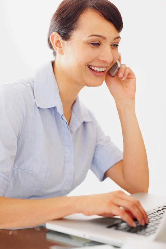 西方人,一个人,商务人士,商务女性,办公室,坐,笑,打电话,微笑,露齿笑,竖图,室内,白天,正面,键盘,家具,桌子,电话,手机,椅子,欧洲,欧洲人,仅一个女性,仅一个人,撑,敲打,握,套装,办公桌,墙,拿,拿着,注视,输入,输入设备,通讯设备,墙壁,墙面,一个,会议椅,打字,观察,看,仅一个中年女性,握着,单个,观看,点击,敲击,办公椅,察看,撑着,关注,通信设备,商务装,工薪阶层,办公家具,商务椅,培训椅,交流,按键,女人,女性,中年女性,白种人,白领,上班族,沟通,通话,坐着,半身,彩图