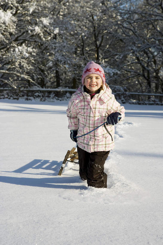 西方人,儿童,一个人,走,竖图,室内,白天,正面,纯洁,雪,植物,大雪,帽子,欧洲,欧洲人,仅一个男性,仅一个人,握,阴影,服装,光线,影子,积雪,雪景,冬季,冬天,拿,拿着,注视,车,树,树木,小孩,衣服,绿色,阳光,自然,交通工具,观察,看,仅一个小孩,温暖,寒冷,可爱,童年,童趣,握着,服饰,生长,成长,观看,羽绒服,保暖,雪橇,察看,御寒,关注,载具,雪橇车,童真,烂漫,无邪,一顶,编织帽,严寒,冬装,天真,男孩,男人,男性,白种人,孩子,步行,散步,走路,彩图,全身,男生