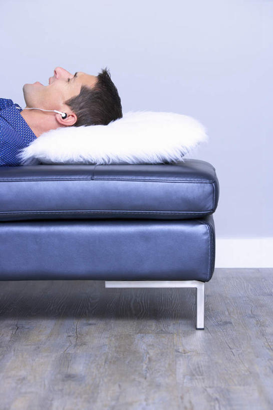 西方人,脸,头,脸颊,一个人,躺,闭眼,睡,竖图,室内,特写,白天,侧面,快乐,满意,幸福,床,地板,靠垫,卧室,欧洲,欧洲人,仅一个男性,仅一个人,仅一个中年男性,一条,服装,墙,双人床,床单,靠枕,音响,地面,音乐,休闲装,娱乐,被子,肩膀,木地板,墙壁,墙面,衣服,蓝色,耳机,垫子,枕头,享受,休闲,休闲服,放松,服饰,舒适,被单,享乐,卧着,男人,男性,中年男性,白种人,头部,脸部,脸蛋,面部,闭眼睛,闭着眼,闭着眼睛,困,困觉,寝息,睡觉,躺着,卧,半身,彩图,睡房,卧房