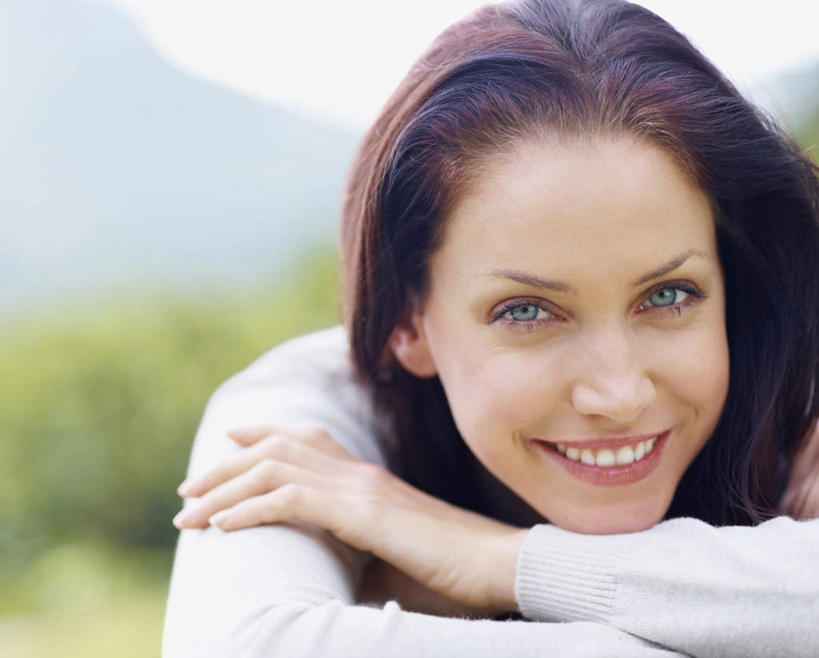 西方人,脸,头,脸颊,手,头发,一个人,笑,微笑,露齿笑,横图,室外,特写,白天,正面,草地,草坪,山,山脉,植物,欧洲,欧洲人,仅一个年轻女性,仅一个女性,仅一个人,阴影,服装,朦胧,模糊,光线,影子,山峰,云,云朵,棕色,山峦,云彩,注视,休闲装,肩膀,草,衣服,蓝色,绿色,白云,蓝天,天空,阳光,群山,天,观察,看,趴着,休闲,手部,休闲服,搭,服饰,晴朗,观看,单手,察看,搭着,关注,年轻女性,女人,女性,白种人,头部,长发,直发,脸部,脸蛋,面部,晴空,趴,半身,彩图