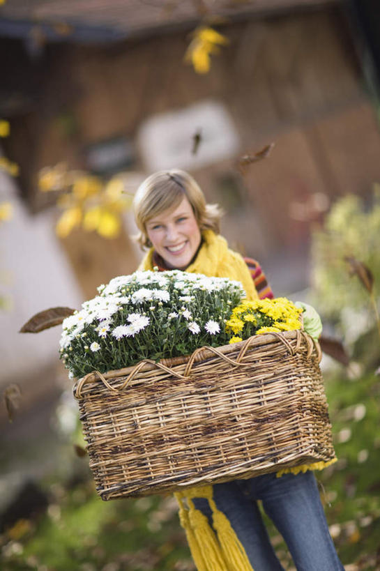 西方人,一个人,家,站,捧,笑,交叉,微笑,露齿笑,竖图,室外,白天,正面,竹子,欧洲,欧洲人,仅一个年轻女性,仅一个女性,仅一个人,许多,握,竹制,服装,朦胧,模糊,盛开,编织,篮子,房屋,屋子,很多,拿,花蕾,拿着,注视,休闲装,楼房,住宅,花,花瓣,花朵,鲜花,衣服,竹篮,花苞,花蕊,观察,看,站着,休闲,休闲服,握着,服饰,观看,竹条,交织,察看,竹制品,关注,穿插,年轻女性,女人,女性,白种人,端,端着,捧着,手捧,站立,半身,彩图,房子