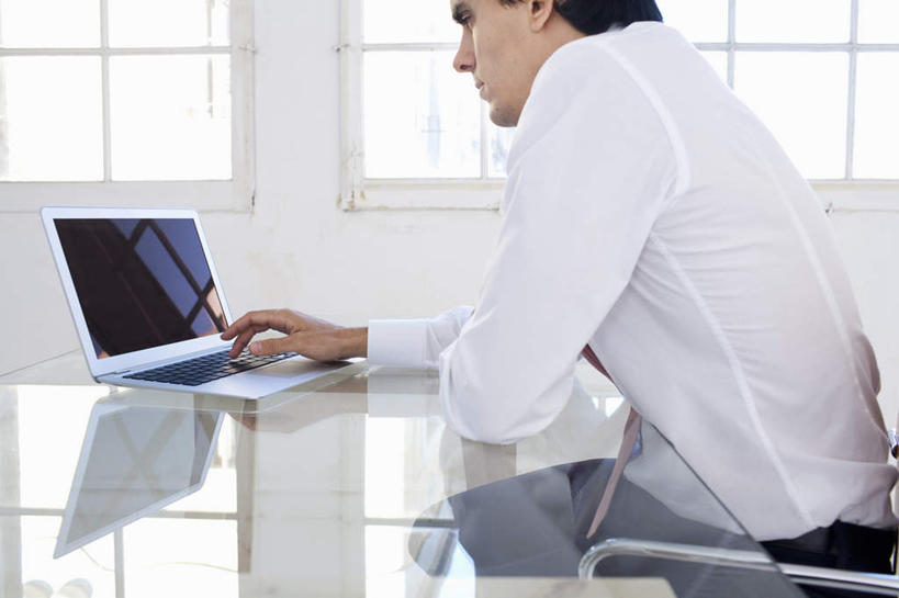 西方人,一个人,商务人士,商务男性,办公室,坐,横图,室外,白天,侧面,衬衫,电脑,笔记本电脑,窗户,桌子,椅子,欧洲,欧洲人,仅一个男性,仅一个人,敲打,套装,网络,办公桌,注视,输入,通讯设备,玻璃窗,仅一个年轻男性,打字,观察,看,观看,点击,敲击,察看,无线,关注,通信设备,商务装,无线网络,无线上网,便携式电脑,工薪阶层,按键,手提电脑,男人,男性,年轻男性,白种人,白领,上班族,坐着,半身,彩图,衬衣