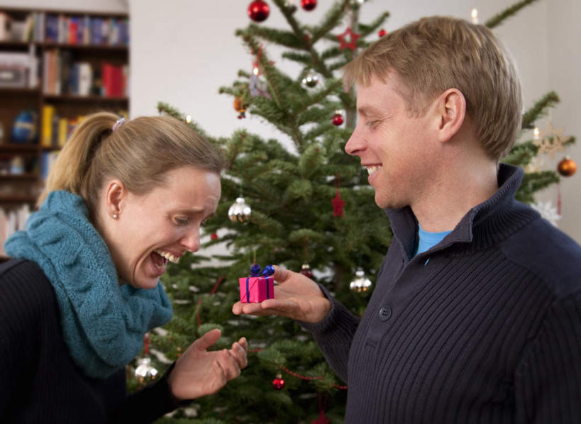 西方人,两个人,站,笑,微笑,露齿笑,横图,室内,白天,侧面,爱情,植物,礼盒,礼物,欧洲,圣诞节,欧洲人,吊挂,握,悬挂,服装,节日,庆祝,装饰,挂饰,丝绸,丝带,纸盒,墙,圣诞树,缎带,圣诞球,浪漫,挂,拿,拿着,注视,休闲装,文化,墙壁,墙面,绸带,盒子,球,树,树木,一个,衣服,绿色,自然,包装盒,围巾,礼品盒,书柜,观察,看,站着,庆典,休闲,球体,温暖,温馨,休闲服,书橱,恩爱,握着,恋人,服饰,礼品,生长,单个,成长,围脖,观看,纪念,保暖,华丽,修饰,点缀,和睦,察看,御寒,关注,衬托,美观,雅致,雅观,男人,男性,年轻男性,年轻女性,女人,女性,白种人,情侣,站立,半身,彩图,伴侣,融洽