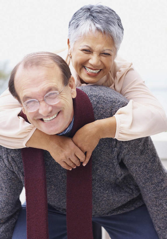 西方人,老年人,背,两个人,家庭,夫妻,站,笑,微笑,露齿笑,竖图,室外,白天,正面,爱情,欧洲,欧洲人,弯腰,服装,装饰,眼镜,浪漫,注视,休闲装,衣服,蓝色,蓝天,天空,围巾,天,背着,观察,看,站着,休闲,温暖,温馨,一家人,休闲服,恩爱,恋人,服饰,晴朗,围脖,观看,老花镜,保暖,华丽,点缀,和睦,察看,御寒,关注,万里无云,弯身,衬托,美观,雅致,雅观,背负,远视眼镜,老年男性,老年女性,男人,男性,女人,女性,白种人,夫妇,情侣,晴空,晴空万里,站立,半身,彩图,伴侣,融洽