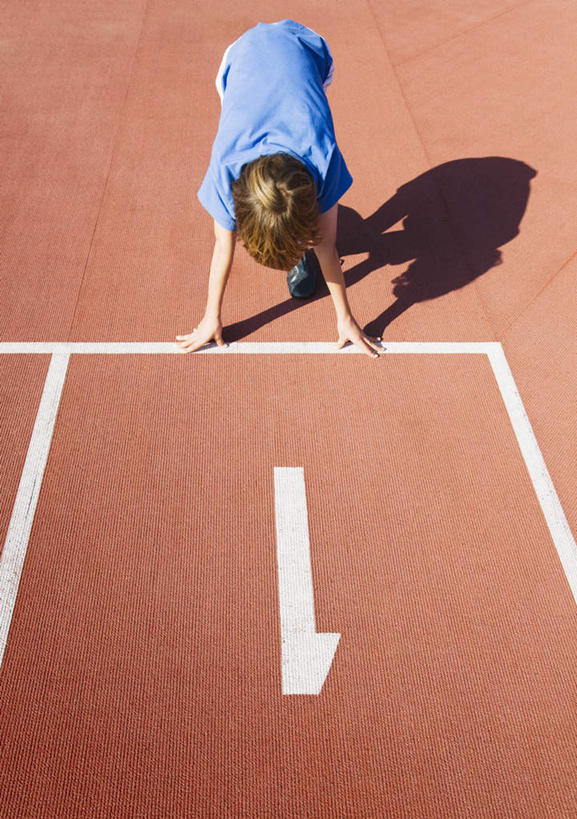 西方人,儿童,一个人,体育馆,运动场,站,竖图,俯视,室外,白天,运动服,纯洁,欧洲,欧洲人,仅一个男性,仅一个人,撑,弯腰,阴影,服装,光线,标志,数字,文字,影子,字符,跑道,注视,标识,体育场,小孩,衣服,阳光,观察,看,站着,仅一个小孩,可爱,童年,童趣,阿拉伯数字,服饰,田径场,观看,察看,撑着,衣着,穿着,关注,塑胶跑道,童真,烂漫,无邪,弯身,运动馆,衣饰,天真,男孩,男人,男性,白种人,孩子,站立,彩图,高角度拍摄,全身,全天候田径运动跑道,男生,运动装