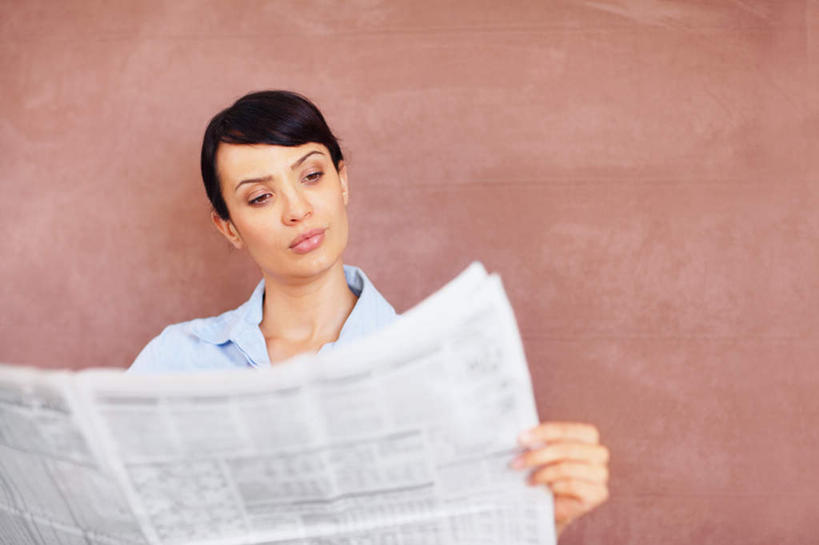 西方人,一个人,商务人士,商务女性,横图,室外,白天,正面,报纸,欧洲,欧洲人,仅一个女性,仅一个人,握,套装,信息,墙,拿,拿着,注视,墙壁,墙面,观察,看,靠,靠着,仅一个中年女性,握着,观看,新闻,察看,关注,商务装,工薪阶层,女人,女性,中年女性,白种人,白领,上班族,半身,彩图,报刊