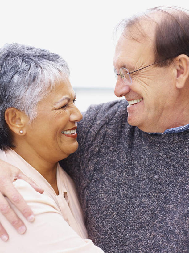 西方人,老年人,两个人,家庭,夫妻,抱,笑,微笑,露齿笑,竖图,室内,白天,白色背景,正面,爱情,欧洲,欧洲人,服装,眼镜,浪漫,注视,休闲装,衣服,观察,看,休闲,温暖,温馨,一家人,休闲服,恩爱,恋人,摄影,服饰,影棚,抱着,观看,老花镜,和睦,察看,搂着,关注,远视眼镜,老年男性,老年女性,男人,男性,女人,女性,白种人,夫妇,情侣,搂,搂抱,半身,彩图,影棚拍摄,拍摄,伴侣,融洽