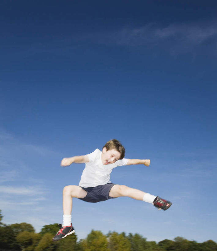 西方人,儿童,一个人,跳,伸展双臂,竖图,室外,白天,仰视,纯洁,植物,欧洲,欧洲人,仅一个男性,仅一个人,服装,云,云朵,半空,云彩,注视,休闲装,树,树木,小孩,衣服,蓝色,绿色,白云,蓝天,天空,自然,天,观察,看,仅一个小孩,休闲,休闲服,可爱,童年,童趣,服饰,生长,晴朗,成长,观看,张开双腿,察看,关注,童真,烂漫,无邪,展开双腿,天真,男孩,男人,男性,白种人,孩子,晴空,敞开双臂,伸开双臂,跳跃,展开双肩,张开手臂,张开双臂,彩图,低角度拍摄,全身,男生,伸展双腿