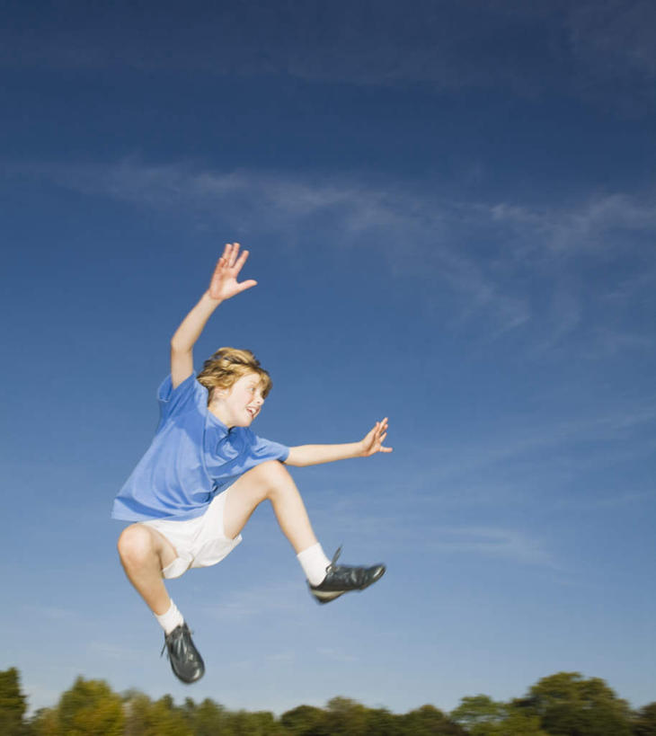 西方人,儿童,一个人,跳,举,伸展双臂,竖图,室外,白天,仰视,纯洁,植物,欧洲,欧洲人,仅一个男性,仅一个人,服装,云,云朵,半空,云彩,注视,休闲装,树,树木,小孩,衣服,蓝色,绿色,白云,蓝天,天空,自然,天,观察,看,托,仅一个小孩,休闲,休闲服,可爱,童年,童趣,抬脚,服饰,生长,晴朗,成长,观看,察看,关注,童真,烂漫,无邪,天真,男孩,男人,男性,白种人,孩子,晴空,敞开双臂,举起,举手,举着,伸开双臂,跳跃,向上举,向上伸,向上托,展开双肩,张开手臂,张开双臂,彩图,低角度拍摄,全身,男生