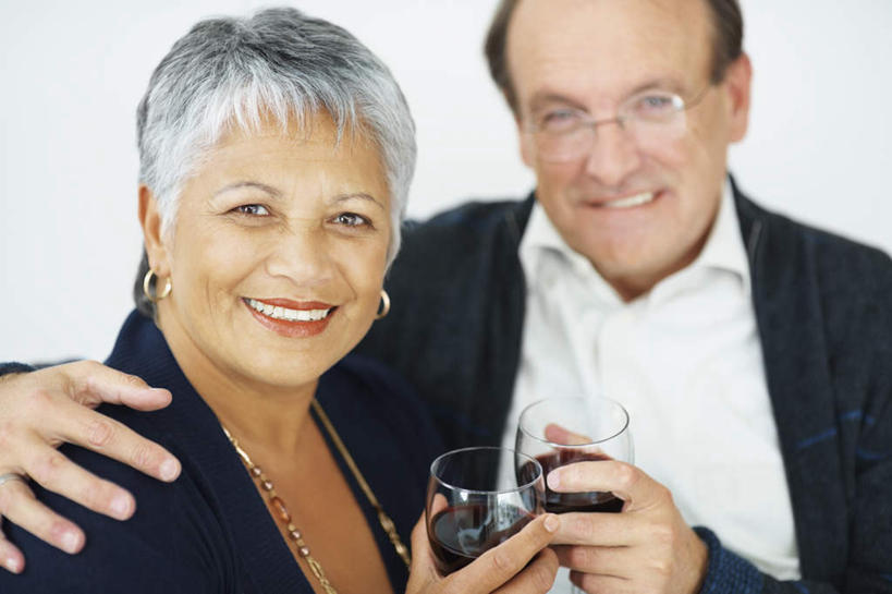 葡萄酒,西方人,老年人,两个人,家庭,夫妻,站,笑,微笑,露齿笑,横图,室内,白天,白色背景,正面,西装,爱情,杯子,项链,欧洲,欧洲人,握,套装,正装,庆祝,高脚杯,眼镜,红酒杯,酒类,浪漫,拿,拿着,注视,职业装,玻璃制品,酒,装饰品,饮料,耳环,酒杯,饰品,首饰,干杯,观察,看,碰杯,站着,温暖,温馨,一家人,恩爱,交际,友好,搭,握着,恋人,摄影,影棚,观看,老花镜,庆贺,和睦,察看,葡萄酒杯,搭着,关注,礼仪,敬酒,劝酒,耳饰,远视眼镜,老年男性,老年女性,男人,男性,女人,女性,白种人,夫妇,情侣,玻璃杯,站立,半身,彩图,影棚拍摄,拍摄,伴侣,融洽