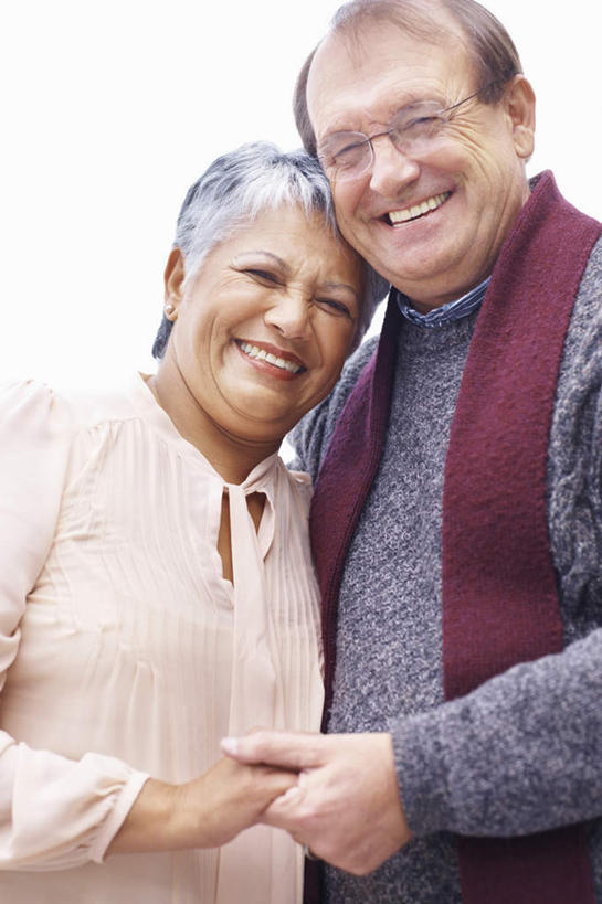 西方人,老年人,两个人,家庭,夫妻,站,笑,微笑,露齿笑,竖图,室外,白天,白色背景,正面,爱情,欧洲,欧洲人,服装,装饰,眼镜,浪漫,注视,休闲装,衣服,围巾,观察,看,靠,靠着,站着,休闲,温暖,温馨,一家人,休闲服,恩爱,恋人,摄影,服饰,影棚,围脖,观看,老花镜,保暖,华丽,点缀,和睦,察看,御寒,关注,衬托,美观,雅致,雅观,远视眼镜,老年男性,老年女性,男人,男性,女人,女性,白种人,夫妇,情侣,站立,半身,彩图,影棚拍摄,拍摄,伴侣,融洽