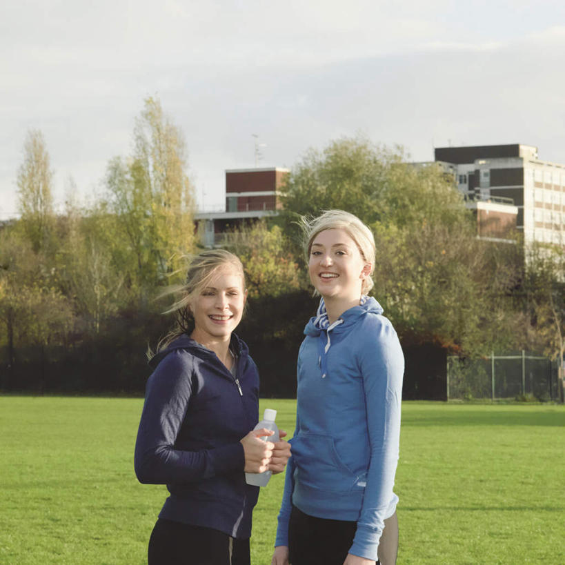 西方人,两个人,伙伴,朋友,家,站,笑,微笑,露齿笑,方图,室外,白天,侧面,运动服,友谊,草地,草坪,树林,植物,欧洲,欧洲人,服装,房屋,屋子,云,云朵,云彩,注视,楼房,住宅,草,树,树木,衣服,蓝色,绿色,白云,蓝天,天空,自然,天,观察,看,站着,服饰,生长,晴朗,成长,观看,察看,衣着,穿着,关注,衣饰,友情,年轻女性,女人,女性,白种人,晴空,站立,半身,彩图,房子,运动装