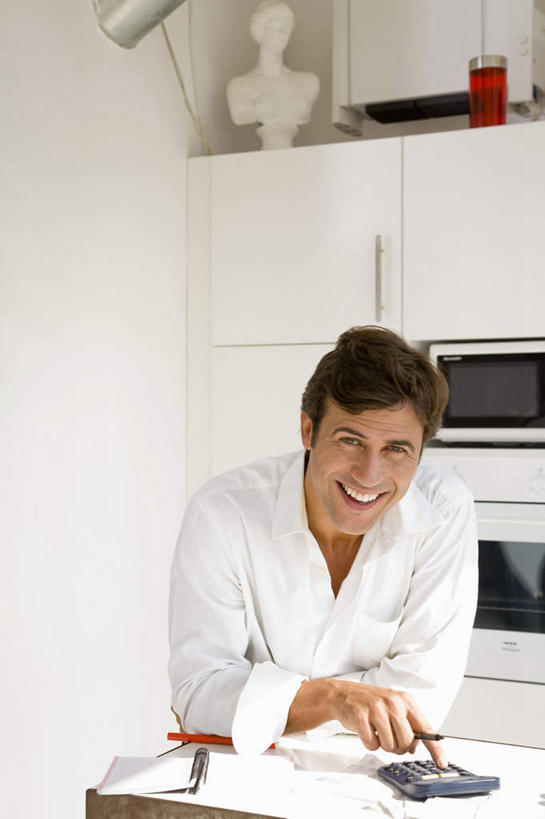 西方人,一个人,站,笑,微笑,露齿笑,竖图,室内,白天,正面,烹饪,餐桌,厨房,桌子,厨具,欧洲,欧洲人,仅一个男性,仅一个人,弯腰,指,服装,笔,电器,烤炉,烤箱,墙,办公用品,注视,休闲装,方向,墙壁,墙面,文具,仅一个年轻男性,衣服,学习用品,观察,看,手势,站着,休闲,休闲服,服饰,餐台,观看,账单,文具用品,察看,家电,家用电器,指向,食指,票据,关注,发票,小票,炊具,烹饪用具,弯身,男人,男性,年轻男性,白种人,烹调用具,烹调,站立,半身,彩图,灶间,收据,小家电