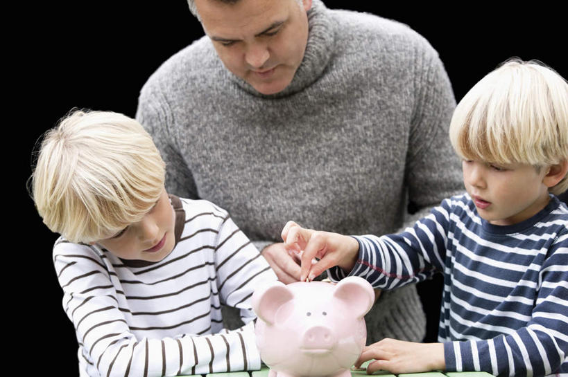 西方人,儿童,中年人,三个人,家庭,父亲,儿子,站,横图,室内,白天,正面,纯洁,钱,欧洲,欧洲人,握,黑色背景,服装,钱币,拿,拿着,注视,休闲装,小孩,衣服,容器,观察,看,站着,休闲,温暖,温馨,父子,一家人,休闲服,储蓄罐,器皿,父爱,可爱,童年,童趣,储蓄,存钱,握着,金融,理财,摄影,服饰,影棚,经济,观看,和睦,察看,资金,存钱罐,关注,存款,流通,贸易,童真,烂漫,无邪,贮钱罐,储钱罐,扑满,天真,货币,现金,硬币,男孩,男人,男性,中年男性,白种人,孩子,站立,半身,彩图,影棚拍摄,拍摄,融洽,男生