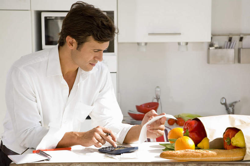 点心,面包,西方人,一个人,站,横图,室内,白天,正面,计算器,厨房,袋子,水果,欧洲,欧洲人,仅一个男性,仅一个人,仅一个中年男性,握,服装,新鲜,计算,科学,材料,档案,文件,纸,纸袋,墙,生食,食品,面点,果实,办公用品,拿,拿着,注视,休闲装,墙壁,墙面,食物,糕点,衣服,容器,手稿,资料,观察,看,站着,休闲,休闲服,握着,理财,财务,服饰,有机食品,绿色食品,观看,储藏,账单,证明,察看,票据,储存,关注,数学,文档,发票,小票,男人,男性,中年男性,白种人,站立,半身,彩图,灶间,贮存,收据