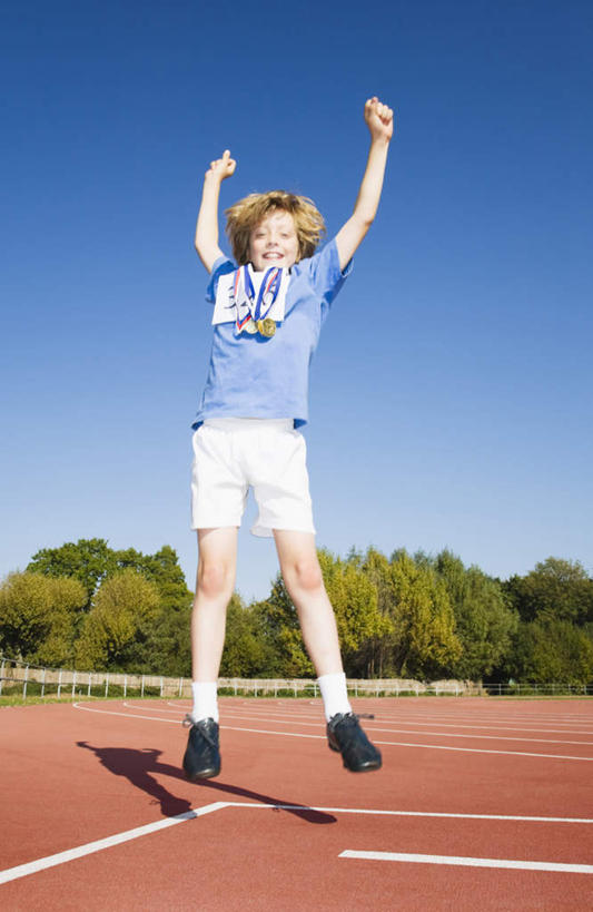 西方人,儿童,一个人,体育馆,运动场,跳,举,竖图,室外,白天,仰视,纯洁,成功,胜利,植物,欧洲,欧洲人,仅一个男性,仅一个人,阴影,服装,光线,影子,跑道,注视,休闲装,体育场,树,树木,小孩,衣服,蓝色,绿色,蓝天,天空,阳光,自然,天,观察,看,托,仅一个小孩,休闲,休闲服,光彩,可爱,童年,童趣,服饰,田径场,生长,晴朗,成长,观看,察看,关注,奖牌,荣誉,塑胶跑道,奖品,童真,烂漫,无邪,万里无云,运动馆,荣耀,光荣,天真,男孩,男人,男性,白种人,孩子,晴空,晴空万里,举起,举手,举着,跳跃,向上举,向上伸,向上托,彩图,低角度拍摄,全身,全天候田径运动跑道,男生