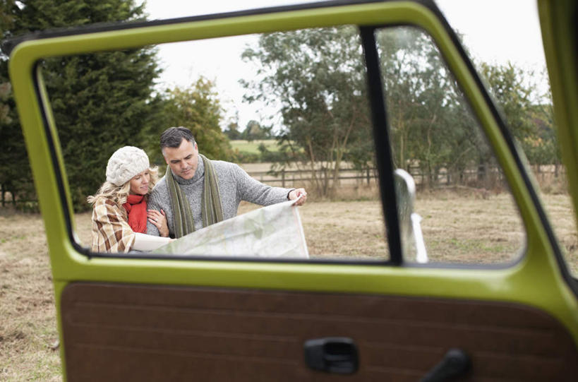 西方人,中年人,两个人,家庭,夫妻,站,说,横图,室外,白天,正面,毛衣,爱情,讨论,草地,草坪,树林,植物,道路,汽车,地图,帽子,欧洲,欧洲人,握,装饰,信息,交通,浪漫,拿,拿着,注视,方向,车,草,树,树木,蓝色,绿色,蓝天,天空,自然,围巾,交通工具,轿车,天,观察,看,站着,温暖,温馨,一家人,恩爱,握着,恋人,生长,晴朗,成长,围脖,观看,引导,指引,保暖,华丽,点缀,和睦,察看,御寒,关注,载具,线衫,万里无云,衬托,美观,雅致,雅观,棉帽,交流,男人,男性,女人,女性,中年男性,中年女性,白种人,夫妇,情侣,晴空,晴空万里,沟通,讲话,交谈,商讨,说话,谈话,站立,半身,彩图,绒衣,套衫,套头毛衣,线衣,伴侣,融洽,导航