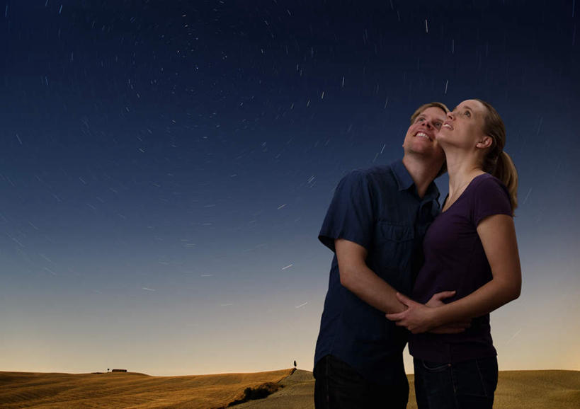 西方人,中年人,两个人,家庭,夫妻,站,抱,横图,室外,夜晚,正面,爱情,欧洲,欧洲人,服装,浪漫,注视,休闲装,衣服,蓝色,蓝天,天空,天,观察,看,站着,休闲,温暖,温馨,一家人,休闲服,恩爱,恋人,服饰,晴朗,抱着,观看,和睦,察看,搂着,关注,万里无云,男人,男性,女人,女性,中年男性,中年女性,白种人,夫妇,情侣,晴空,晴空万里,搂,搂抱,站立,半身,彩图,伴侣,融洽