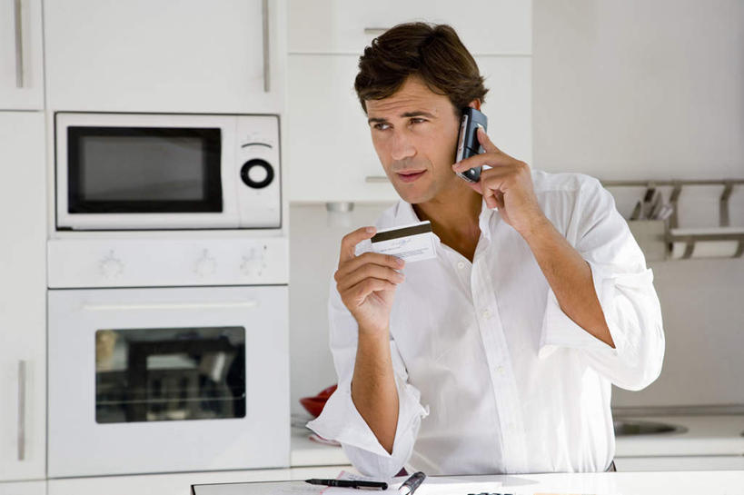 西方人,一个人,站,打电话,横图,室内,白天,正面,烹饪,信用卡,厨房,厨具,电话,手机,欧洲,欧洲人,仅一个男性,仅一个人,仅一个中年男性,握,服装,电器,烤炉,烤箱,拿,听,拿着,注视,休闲装,通讯设备,衣服,观察,看,站着,休闲,休闲服,卡,握着,储蓄卡,服饰,观看,微波炉,察看,家电,家用电器,关注,微波,炊具,烹饪用具,交流,银行卡,男人,男性,中年男性,白种人,烹调用具,沟通,烹调,通话,站立,半身,彩图,灶间,小家电