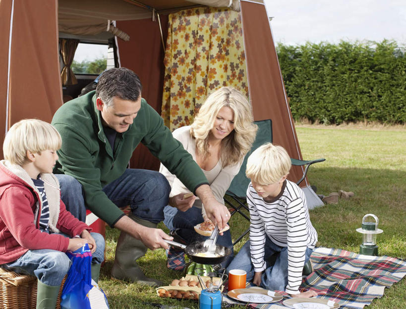 西方人,儿童,中年人,四个人,家庭,夫妻,母亲,父亲,儿子,坐,横图,室外,白天,正面,爱情,旅游,度假,烹饪,纯洁,草地,草坪,植物,厨具,椅子,金属制品,欧洲,欧洲人,握,服装,环保,金属,锅子,帐篷,坐垫,蛋,鸡蛋,防护,浪漫,拿,拿着,注视,休闲装,娱乐,锅,草,树,树木,小孩,衣服,蓝色,绿色,蓝天,天空,自然,天,观察,看,享受,休闲,温暖,温馨,父子,母子,一家人,休闲服,恩爱,放松,父爱,可爱,母爱,童年,童趣,握着,恋人,服饰,生长,晴朗,成长,锅具,观看,和睦,察看,关注,美好,美妙,间隔,露营,野营,童真,烂漫,无邪,烹饪用具,万里无云,宿营,美观,雅观,野餐垫,野餐地毯,多功能毯,卵,绿篱,生篱,树篱,植篱,天真,男孩,男人,男性,女人,女性,中年男性,中年女性,白种人,孩子,夫妇,情侣,烹调用具,晴空,晴空万里,烹调,坐着,半身,彩图,伴侣,融洽,男生