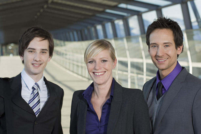 西方人,三个人,伙伴,朋友,商务人士,商务男性,商务女性,站,笑,微笑,露齿笑,横图,室内,白天,正面,衬衫,友谊,合作,团队,窗户,欧洲,欧洲人,阴影,套装,反射,影子,走道,走廊,过道,领带,注视,玻璃窗,观察,看,站着,战略,观看,察看,象征,庄重,关注,商务装,身份,工薪阶层,联合,合谋,正式,地位,配合,协作,男人,男性,年轻男性,年轻女性,女人,女性,白种人,白领,上班族,站立,半身,彩图,衬衣