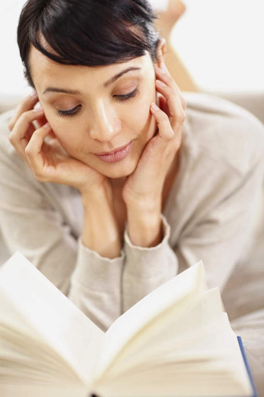 西方人,一个人,躺,竖图,室内,白天,正面,书籍,欧洲,欧洲人,仅一个年轻女性,仅一个女性,仅一个人,撑,服装,托腮,注视,休闲装,衣服,观察,看,趴着,托,休闲,休闲服,服饰,观看,察看,关注,托下巴,卧着,年轻女性,女人,女性,白种人,书,图书,趴,躺着,卧,半身,彩图