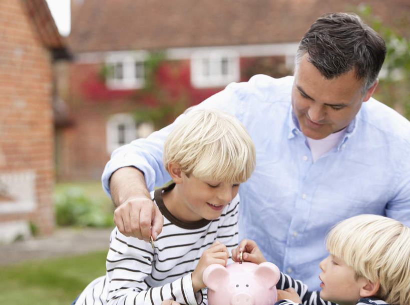 西方人,儿童,中年人,三个人,家庭,父亲,儿子,家,站,横图,室外,白天,正面,纯洁,钱,草地,草坪,树林,植物,欧洲,欧洲人,握,服装,朦胧,模糊,钱币,房屋,屋子,拿,拿着,注视,休闲装,楼房,住宅,草,树,树木,小孩,衣服,绿色,自然,容器,观察,看,站着,休闲,温暖,温馨,父子,一家人,休闲服,储蓄罐,器皿,父爱,可爱,童年,童趣,储蓄,存钱,搭,握着,金融,理财,服饰,生长,经济,成长,观看,和睦,察看,资金,存钱罐,搭着,关注,存款,流通,贸易,童真,烂漫,无邪,贮钱罐,储钱罐,扑满,天真,货币,现金,硬币,男孩,男人,男性,中年男性,白种人,孩子,站立,半身,彩图,房子,融洽,男生