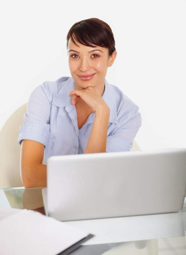 西方人,一个人,商务人士,商务女性,坐,笑,微笑,露齿笑,竖图,室内,白天,正面,电脑,笔记本电脑,桌子,椅子,欧洲,欧洲人,仅一个女性,仅一个人,撑,套装,网络,材料,档案,文件,纸,办公桌,托腮,注视,通讯设备,手稿,资料,观察,看,托,仅一个中年女性,观看,证明,察看,无线,关注,托下巴,文档,通信设备,商务装,无线网络,无线上网,便携式电脑,工薪阶层,手提电脑,女人,女性,中年女性,白种人,白领,上班族,坐着,半身,彩图