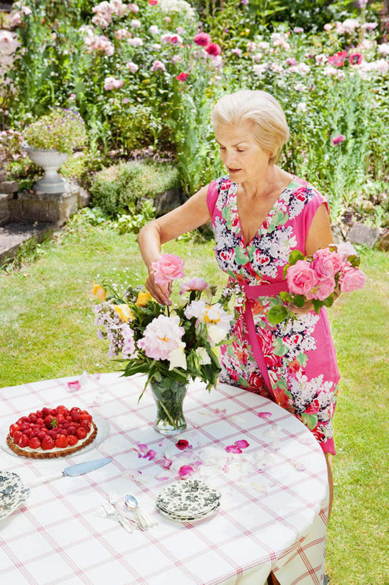 西方人,一个人,站,竖图,俯视,室外,白天,草地,草坪,花海,花圃,植物,餐桌,桌子,草莓,浆果,餐具,花瓶,叶子,欧洲,欧洲人,仅一个女性,仅一个人,握,服装,盛开,布料,碟子,盘,拿,花蕾,布纹,拿着,注视,休闲装,玻璃制品,桌布,草,花,花瓣,花朵,花卉,鲜花,衣服,绿色,盘子,玻璃瓶,餐巾,瓶子,碟,台布,花丛,花束,花田,花苞,花蕊,观察,看,站着,休闲,休闲服,握着,服饰,仅一个老年女性,餐台,观看,察看,关注,老年女性,女人,女性,白种人,洋莓,水果皇后,红莓,地莓,站立,半身,彩图,高角度拍摄