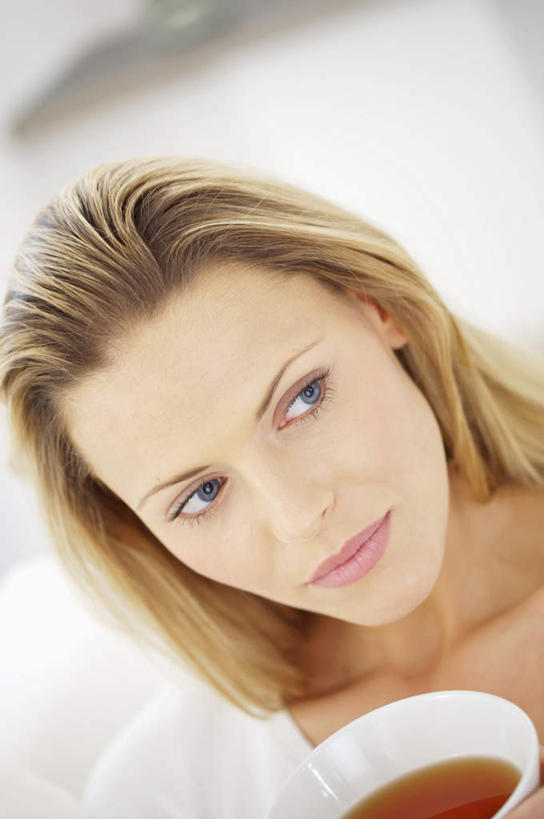 西方人,脸,头,脸颊,一个人,客厅,坐,竖图,室内,特写,白天,正面,沙发,杯子,欧洲,欧洲人,仅一个年轻女性,仅一个女性,仅一个人,握,服装,朦胧,模糊,拿,拿着,注视,休闲装,肩膀,衣服,水杯,观察,看,休闲,休闲服,金色,握着,服饰,观看,察看,起居室,关注,布艺沙发,客堂,年轻女性,女人,女性,白种人,头部,长发,直发,脸部,脸蛋,面部,茶杯,坐着,半身,彩图