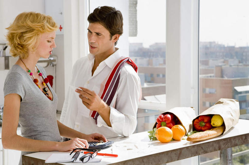 西方人,中年人,两个人,家庭,夫妻,站,说,横图,室内,白天,正面,爱情,讨论,计算器,厨房,窗户,桌面,桌子,辣椒,蔬菜,袋子,水果,项链,欧洲,欧洲人,握,服装,新鲜,计算,科学,材料,档案,纺织物,文件,纸,纸袋,生食,食品,果实,办公用品,浪漫,拿,拿着,注视,休闲装,蔬果,玻璃窗,装饰品,食物,衣服,容器,饰品,手稿,首饰,资料,毛巾,观察,看,清洁,站着,休闲,温暖,温馨,一家人,休闲服,恩爱,握着,理财,财务,恋人,服饰,有机食品,绿色食品,观看,储藏,保暖,证明,和睦,察看,甜橙,储存,关注,数学,文档,彩椒,透气,防水,辣角,红海椒,大椒,辣虎,广椒,储水,耐磨,吸水,交流,男人,男性,女人,女性,中年男性,中年女性,白种人,夫妇,情侣,橙子,橙,甜椒,柿子椒,辣子,海椒,番椒,灯笼椒,沟通,讲话,交谈,商讨,说话,谈话,站立,半身,彩图,灶间,厨房料理台,鹄壳,黄橙,黄果,金橙,金环,金球,糖橙,伴侣,融洽,贮存,料理台