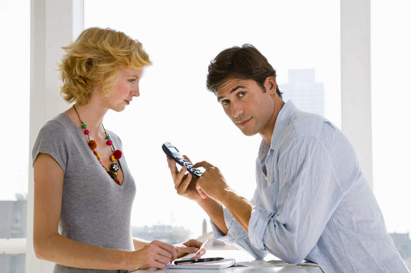 西方人,中年人,两个人,家庭,夫妻,站,横图,室内,白天,侧面,爱情,计算器,窗户,桌面,桌子,项链,欧洲,欧洲人,撑,敲打,握,服装,计算,科学,材料,档案,文件,纸,办公用品,浪漫,拿,拿着,注视,休闲装,输入,玻璃窗,装饰品,衣服,饰品,手稿,首饰,资料,打字,观察,看,站着,休闲,温暖,温馨,一家人,休闲服,恩爱,握着,理财,财务,恋人,服饰,观看,点击,敲击,证明,和睦,察看,撑着,关注,数学,文档,按键,男人,男性,女人,女性,中年男性,中年女性,白种人,夫妇,情侣,站立,半身,彩图,厨房料理台,伴侣,融洽,料理台