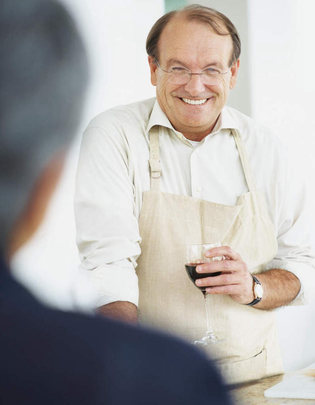 葡萄酒,西方人,老年人,背部,两个人,家庭,夫妻,站,笑,微笑,露齿笑,竖图,室内,白天,正面,爱情,杯子,欧洲,欧洲人,握,服装,朦胧,模糊,时间,高脚杯,时钟,手表,围裙,眼镜,红酒杯,酒类,浪漫,拿,计时,拿着,注视,休闲装,玻璃制品,酒,饮料,衣服,酒杯,钟表,观察,看,站着,休闲,温暖,温馨,一家人,休闲服,表,恩爱,握着,恋人,服饰,观看,老花镜,腕表,和睦,察看,葡萄酒杯,关注,远视眼镜,老年男性,老年女性,男人,男性,女人,女性,白种人,夫妇,情侣,玻璃杯,钟,站立,半身,彩图,伴侣,融洽