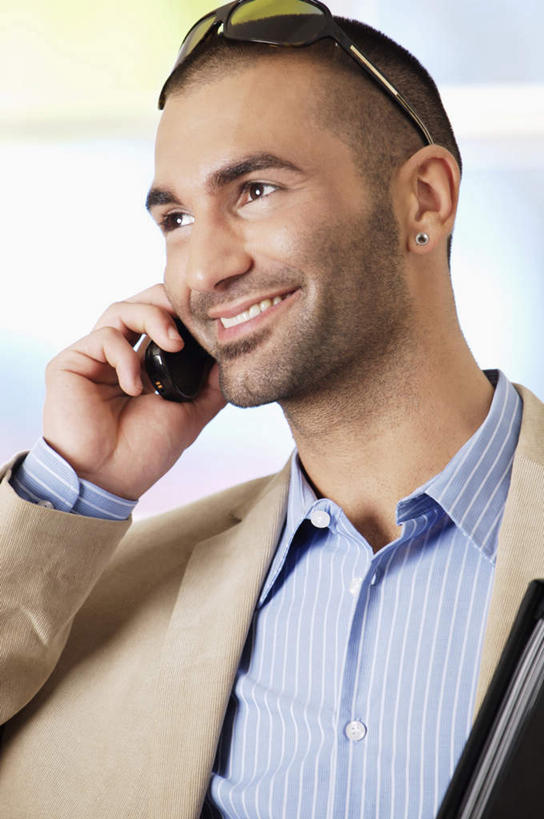 西方人,一个人,商务人士,商务男性,站,笑,打电话,微笑,露齿笑,竖图,室外,白天,正面,衬衫,电话,手机,欧洲,欧洲人,仅一个男性,仅一个人,仅一个中年男性,握,套装,朦胧,模糊,墨镜,眼镜,拿,听,拿着,注视,通讯设备,太阳镜,太阳眼镜,观察,看,站着,遮阳镜,握着,观看,察看,关注,商务装,工薪阶层,交流,男人,男性,中年男性,白种人,白领,上班族,沟通,通话,站立,半身,彩图,衬衣