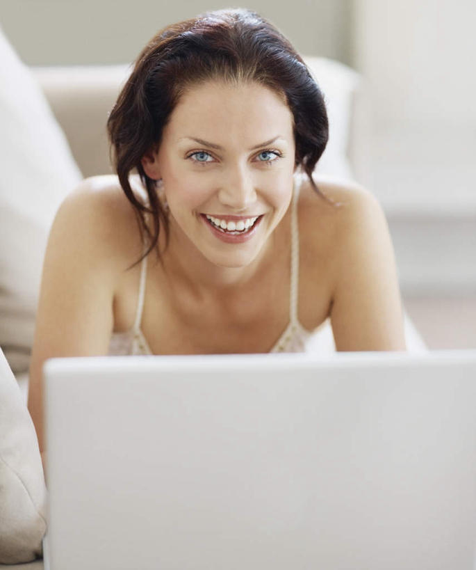 西方人,一个人,客厅,躺,笑,微笑,露齿笑,竖图,室内,白天,正面,电脑,笔记本电脑,沙发,吊带,欧洲,欧洲人,仅一个年轻女性,仅一个女性,仅一个人,服装,网络,注视,吊带衫,通讯设备,衣服,观察,看,服饰,观看,察看,无线,起居室,衣着,穿着,关注,通信设备,无线网络,布艺沙发,无线上网,便携式电脑,衣饰,客堂,卧着,手提电脑,年轻女性,女人,女性,白种人,躺着,卧,彩图,全身