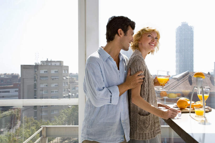 西方人,中年人,两个人,家庭,夫妻,高楼大厦,站,抱,笑,微笑,露齿笑,横图,室内,白天,侧面,爱情,厨房,窗户,落地窗,桌面,桌子,大厦,建筑,摩天大楼,杯子,水果,欧洲,欧洲人,握,服装,新鲜,生食,食品,果实,浪漫,拿,拿着,注视,休闲装,榨汁机,玻璃窗,玻璃制品,食物,衣服,水杯,楼宇,观察,看,站着,休闲,温暖,温馨,一家人,休闲服,恩爱,握着,恋人,服饰,有机食品,绿色食品,抱着,观看,和睦,察看,搂着,甜橙,关注,手动榨汁机,男人,男性,女人,女性,中年男性,中年女性,白种人,夫妇,情侣,玻璃杯,橙子,橙,搂,搂抱,站立,半身,彩图,灶间,大楼,高层建筑,高楼,摩天楼,厨房料理台,鹄壳,黄橙,黄果,金橙,金环,金球,糖橙,伴侣,融洽,料理台