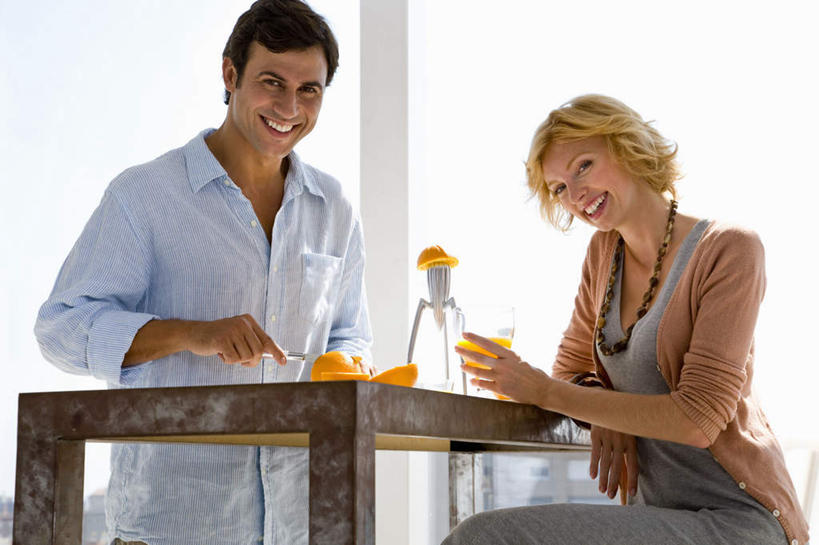 西方人,中年人,两个人,家庭,夫妻,站,坐,横图,室内,白天,正面,爱情,厨房,窗户,落地窗,桌面,桌子,杯子,水果,项链,欧洲,欧洲人,握,服装,新鲜,生食,食品,果实,浪漫,拿,拿着,注视,休闲装,榨汁机,玻璃窗,玻璃制品,装饰品,食物,衣服,饰品,首饰,水杯,观察,看,站着,休闲,温暖,温馨,一家人,休闲服,恩爱,握着,恋人,服饰,有机食品,绿色食品,观看,和睦,察看,甜橙,关注,手动榨汁机,男人,男性,女人,女性,中年男性,中年女性,白种人,夫妇,情侣,玻璃杯,橙子,橙,站立,坐着,半身,彩图,灶间,厨房料理台,鹄壳,黄橙,黄果,金橙,金环,金球,糖橙,伴侣,融洽,料理台