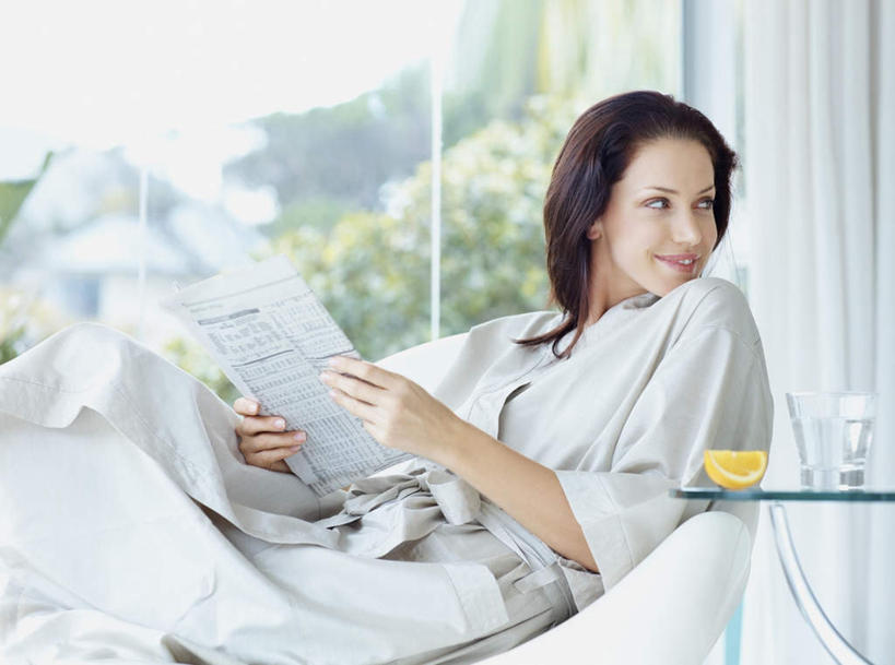 西方人,一个人,坐,横图,室内,白天,正面,窗户,窗帘,落地窗,桌子,椅子,玻璃,欧洲,欧洲人,仅一个年轻女性,仅一个女性,仅一个人,握,服装,装饰,材料,档案,文件,纸,拿,茶几,拿着,扭头,注视,休闲装,玻璃窗,玻璃制品,衣服,帘子,手稿,资料,观察,看,转头,休闲,休闲服,遮阳,握着,服饰,观看,华丽,修饰,证明,点缀,察看,关注,文档,衬托,美观,雅致,雅观,年轻女性,女人,女性,白种人,坐着,半身,彩图