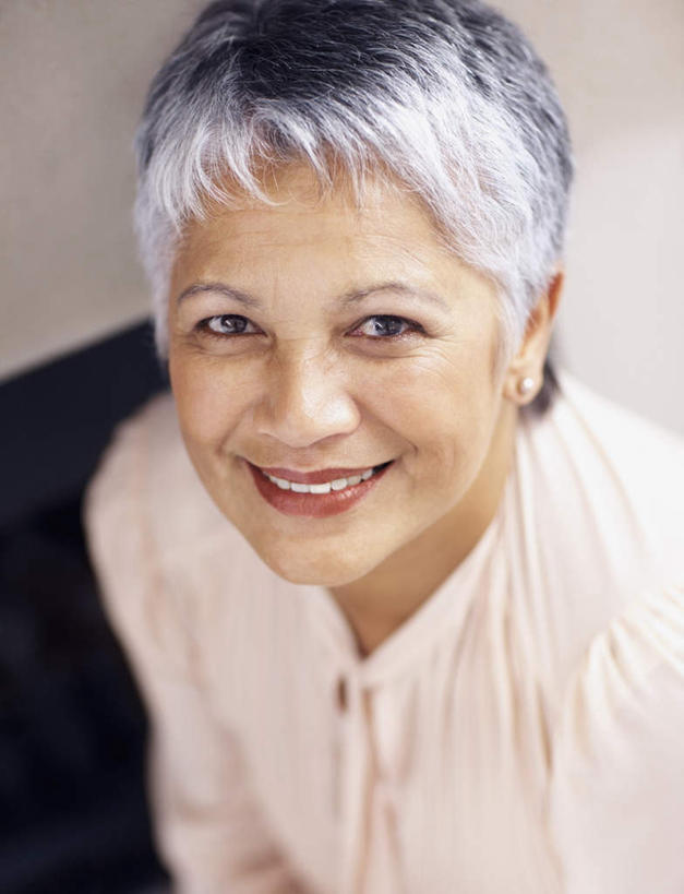 西方人,脸,头,脸颊,头发,一个人,站,笑,微笑,露齿笑,竖图,俯视,室内,特写,白天,欧洲,欧洲人,仅一个女性,仅一个人,阴影,服装,反射,影子,墙,注视,休闲装,肩膀,墙壁,墙面,衣服,白色,灰色,观察,看,站着,休闲,休闲服,服饰,仅一个老年女性,观看,察看,关注,老年女性,女人,女性,白种人,头部,直发,脸部,脸蛋,面部,抬头,仰头,站立,半身,彩图,高角度拍摄,短发