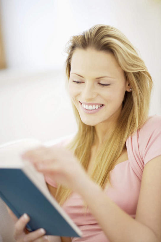 西方人,一个人,坐,笑,微笑,露齿笑,竖图,室内,白天,正面,书籍,欧洲,欧洲人,仅一个年轻女性,仅一个女性,仅一个人,握,阴影,服装,朦胧,模糊,反射,影子,墙,拿,拿着,注视,休闲装,墙壁,墙面,衣服,粉色,蓝色,观察,看,休闲,休闲服,握着,服饰,观看,察看,关注,年轻女性,女人,女性,白种人,书,图书,坐着,半身,彩图