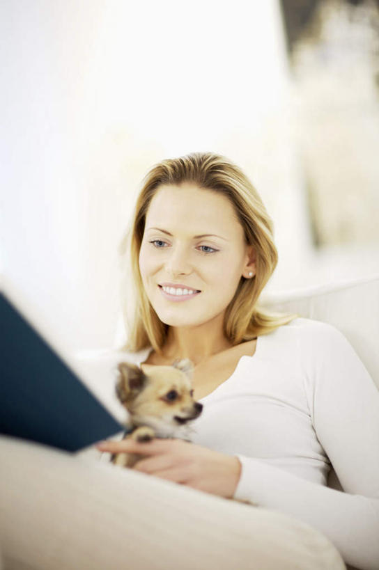 西方人,一个人,躺,笑,微笑,露齿笑,竖图,室内,白天,正面,宠物,狗,欧洲,欧洲人,仅一个年轻女性,仅一个女性,仅一个人,握,朦胧,模糊,墙,拿,拿着,注视,墙壁,墙面,一只,动物,观察,看,可爱,握着,观看,察看,关注,忠诚,卧着,年轻女性,女人,女性,白种人,犬,躺着,卧,半身,彩图