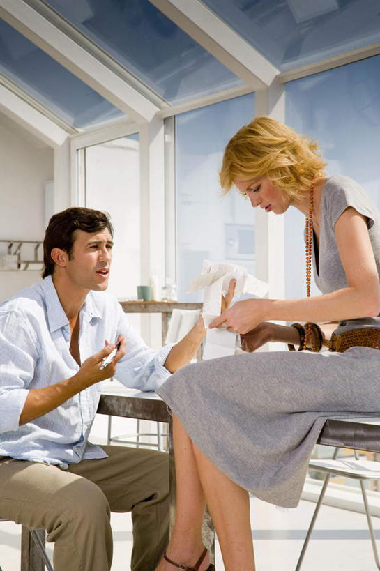 西方人,两个人,同事,商务人士,商务男性,商务女性,办公室,坐,竖图,室内,白天,侧面,衬衫,成功,合作,团队,集体,信心,窗户,落地窗,桌子,书籍,椅子,欧洲,欧洲人,握,阴影,套装,反射,影子,办公桌,拿,拿着,注视,队伍,玻璃窗,低头,观察,看,握着,观看,察看,领导,成就,关注,商务装,合伙,领袖,工薪阶层,男人,男性,女人,女性,中年男性,中年女性,白种人,白领,上班族,书,图书,坐着,半身,彩图,衬衣