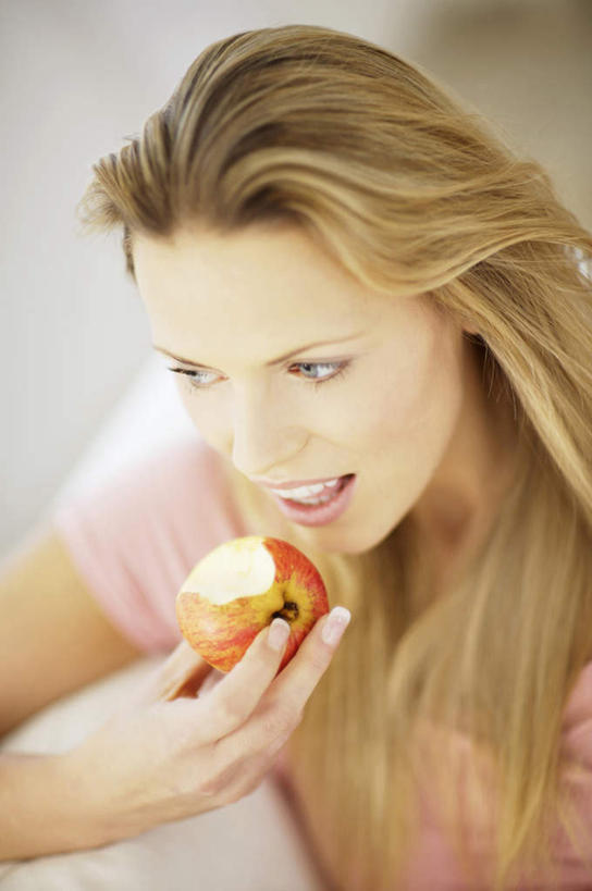 西方人,一个人,坐,笑,吃,微笑,露齿笑,竖图,俯视,室内,白天,苹果,水果,欧洲,欧洲人,仅一个年轻女性,仅一个女性,仅一个人,握,阴影,服装,朦胧,模糊,新鲜,反射,影子,墙,生食,食品,果实,拿,拿着,注视,休闲装,墙壁,墙面,食物,一个,衣服,粉色,红色,观察,看,靠,靠着,倚靠,休闲,休闲服,握着,服饰,有机食品,绿色食品,单个,观看,察看,倚着,关注,年轻女性,女人,女性,白种人,嚼,食,坐着,半身,彩图,高角度拍摄