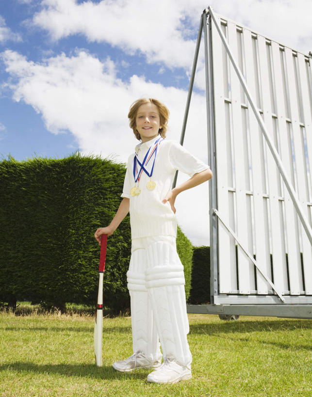 西方人,儿童,一个人,站,竖图,室外,白天,仰视,运动服,纯洁,草地,草坪,植物,欧洲,欧洲人,仅一个男性,仅一个人,握,阴影,服装,光线,影子,墙,云,云朵,拿,云彩,拿着,注视,运动器械,手叉腰,墙壁,墙面,草,树,树木,小孩,衣服,蓝色,绿色,白色,白云,蓝天,天空,阳光,自然,天,叉腰,观察,看,站着,仅一个小孩,健身器械,可爱,童年,童趣,握着,服饰,生长,晴朗,成长,观看,察看,衣着,穿着,关注,健身器材,童真,烂漫,无邪,板球,衣饰,板球棒,天真,男孩,男人,男性,白种人,孩子,晴空,站立,彩图,低角度拍摄,全身,运动器材,男生,运动装